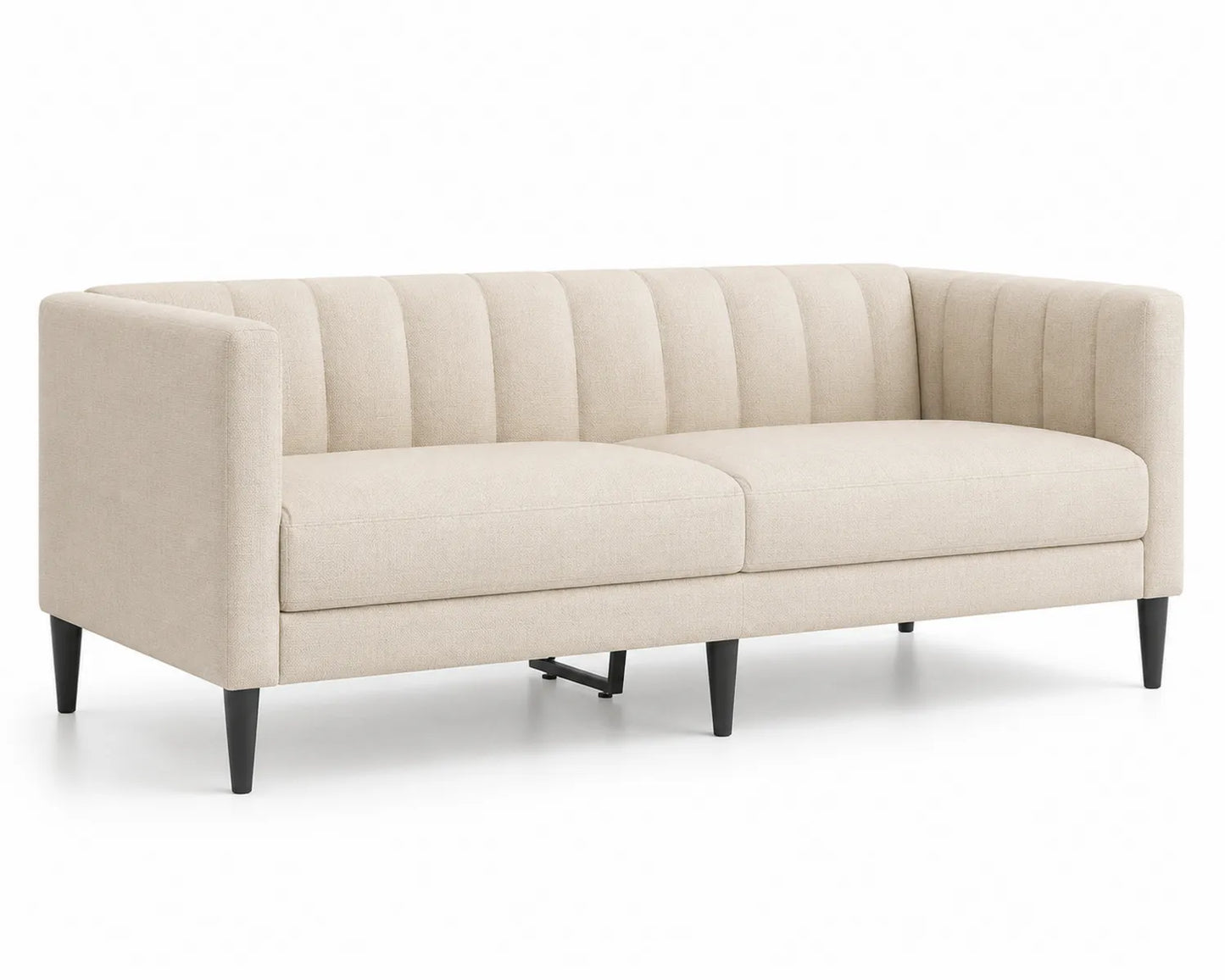 Sofá de tres plazas tapizado en tela beige con estructura de madera