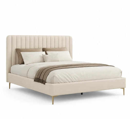 Cama de madera tapizada en terciopelo beige con patas doradas